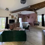 Romantique & Prova - - Retroprojecteur Netflix Apartment Belleme